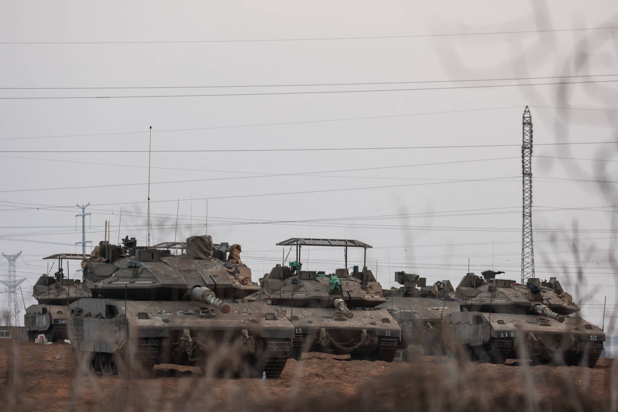 Fotoğraf Altı: İsrail tankları Gazze Şeridi sınırına konuşlandı. (Reuters)